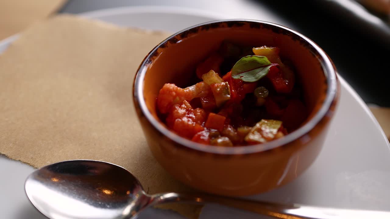 un delicioso estofado de verduras servido en un cuenco