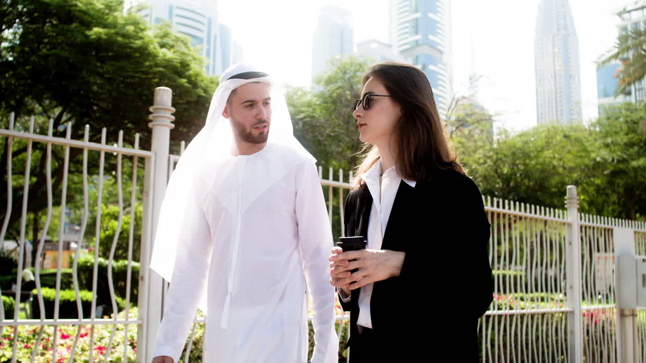 두 사람이 사업에 대해 이야기하고 있습니다.