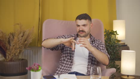 hombre triste con problemas de vida privada.