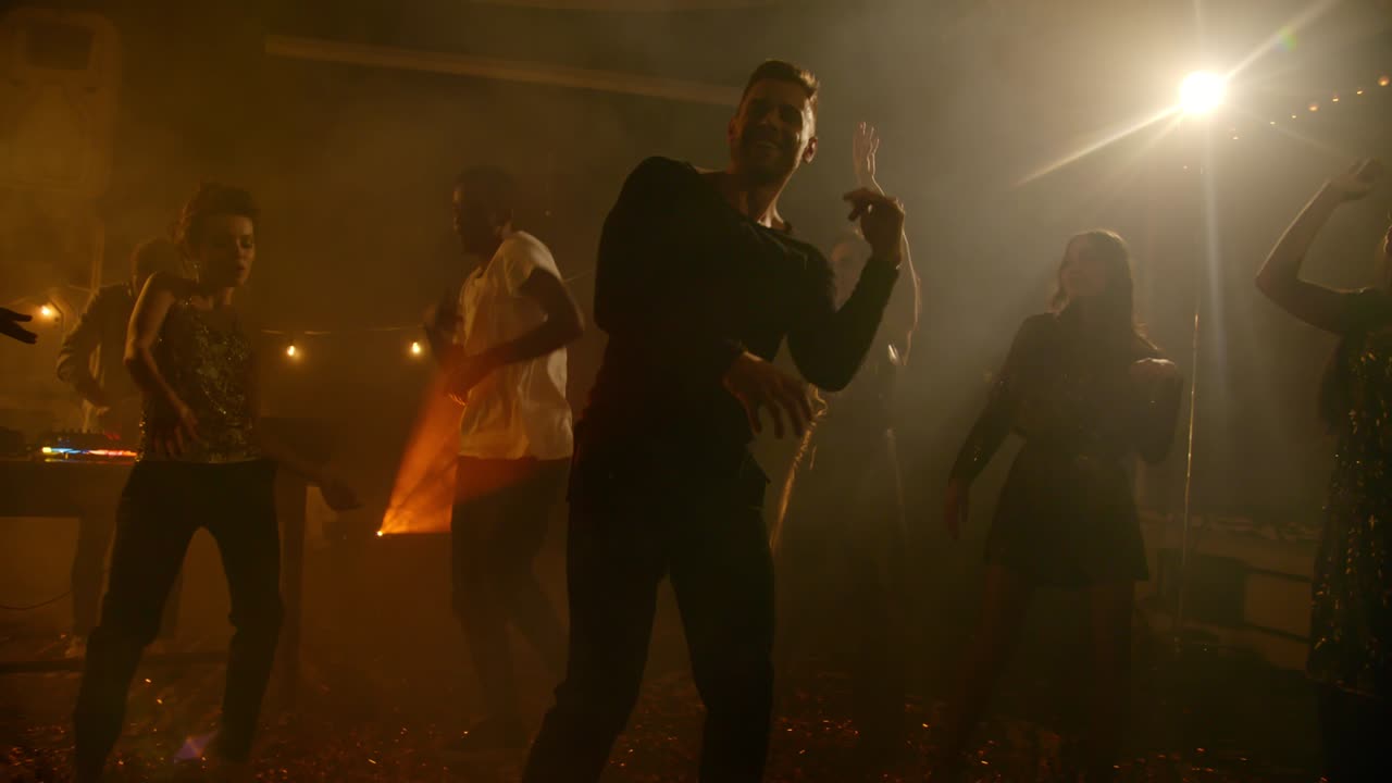 hombre extático bailando a su canción favorita