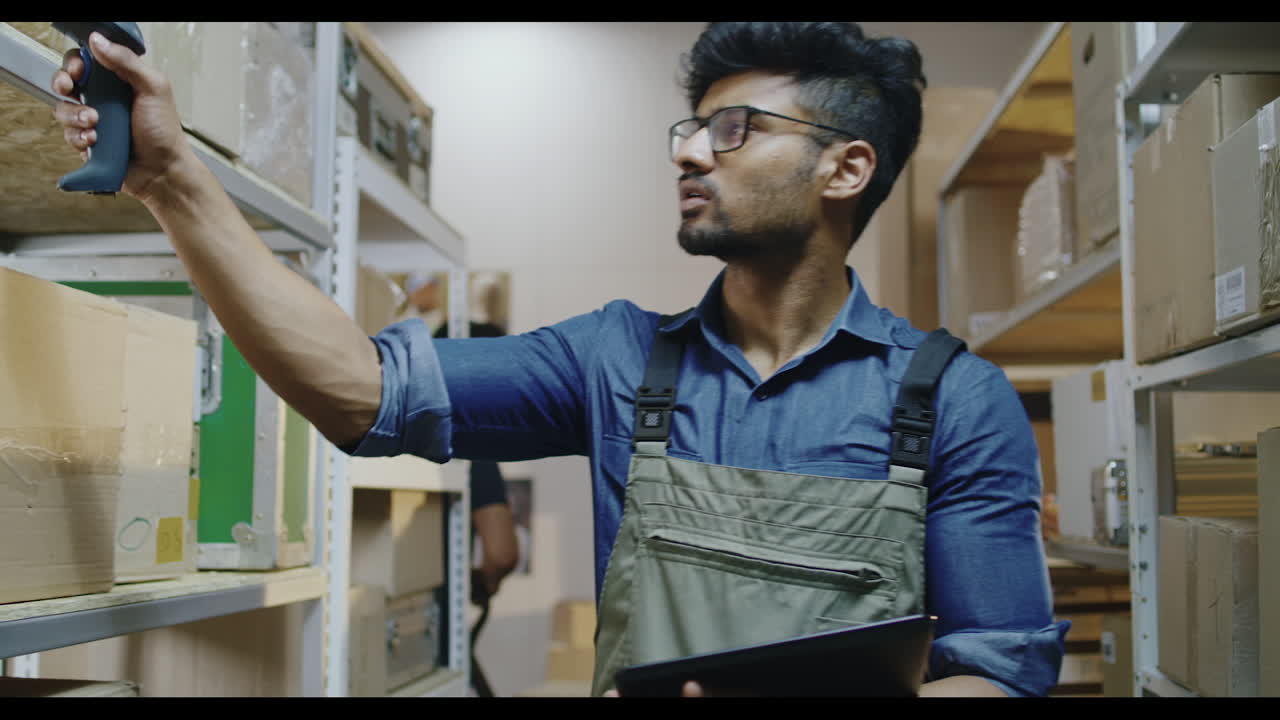 trabajador del almacén escaneando el inventario en la tableta