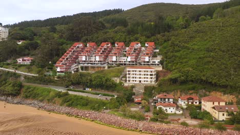 Vista-Aérea-De-Drones-De-La-Reserva-De-La-Biosfera-De-Urdaibai-En-Mudaka-En-El-País-Vasco