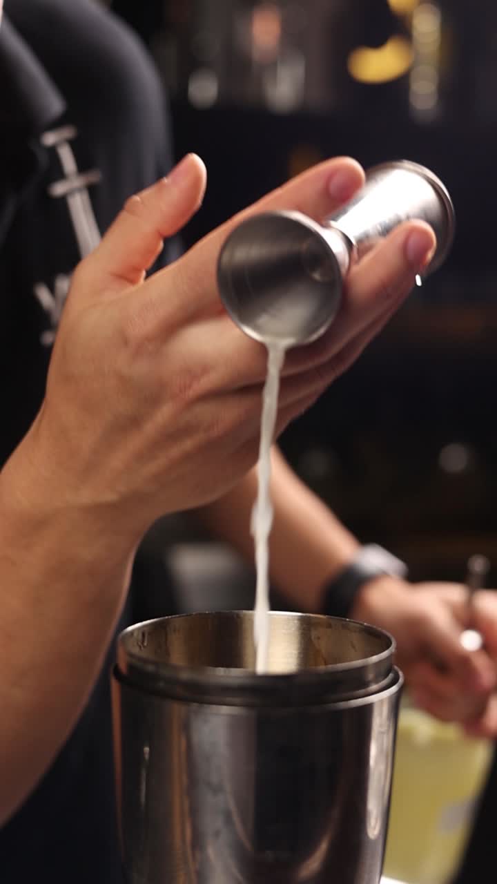 Il barista prepara un cocktail