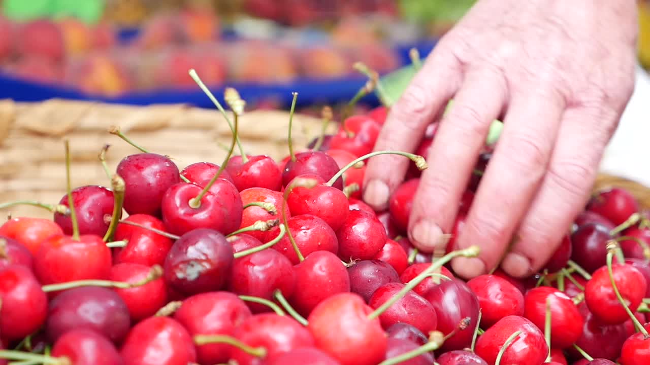 ciliegie fresche al mercato degli agricoltori