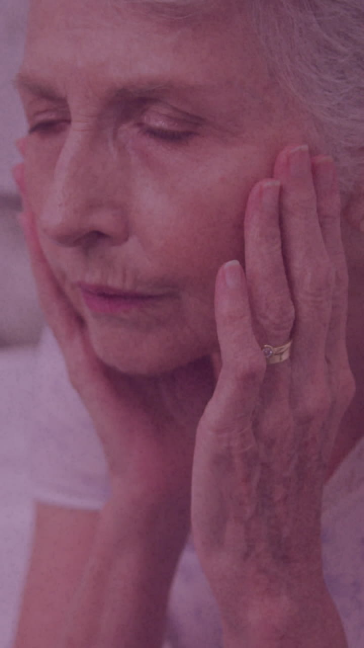 animación de textura gris moviéndose sobre una mujer caucásica anciana devastada