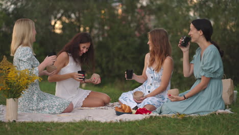 Junge-Frauen-Diskutieren-Nach-Dem-Modellieren-Aus-Ton-über-Die-Resultierenden-Produkte,-Trinken-Tee,-Kaffee,-Getränke,-Lachen,-Kommunizieren-In-Der-Natur-Unter-Freiem-Himmel.-Kreative-Aktivität-Hobbys-Picknick.