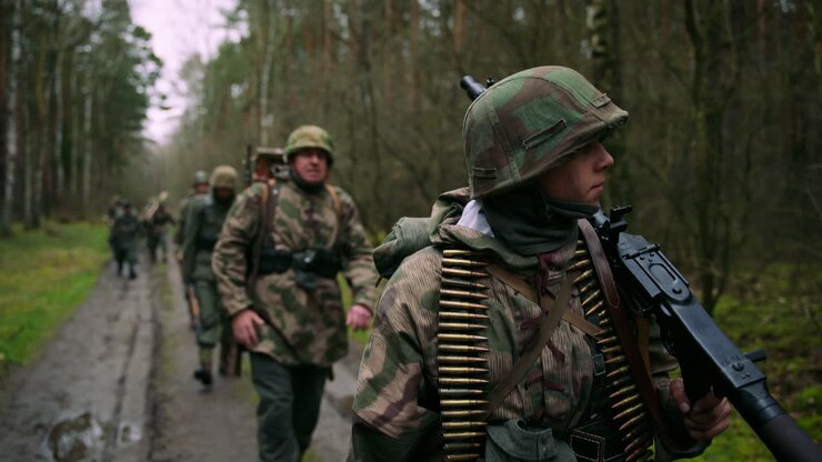Soldati tedeschi in marcia nel bosco durante la Seconda Guerra Mondiale