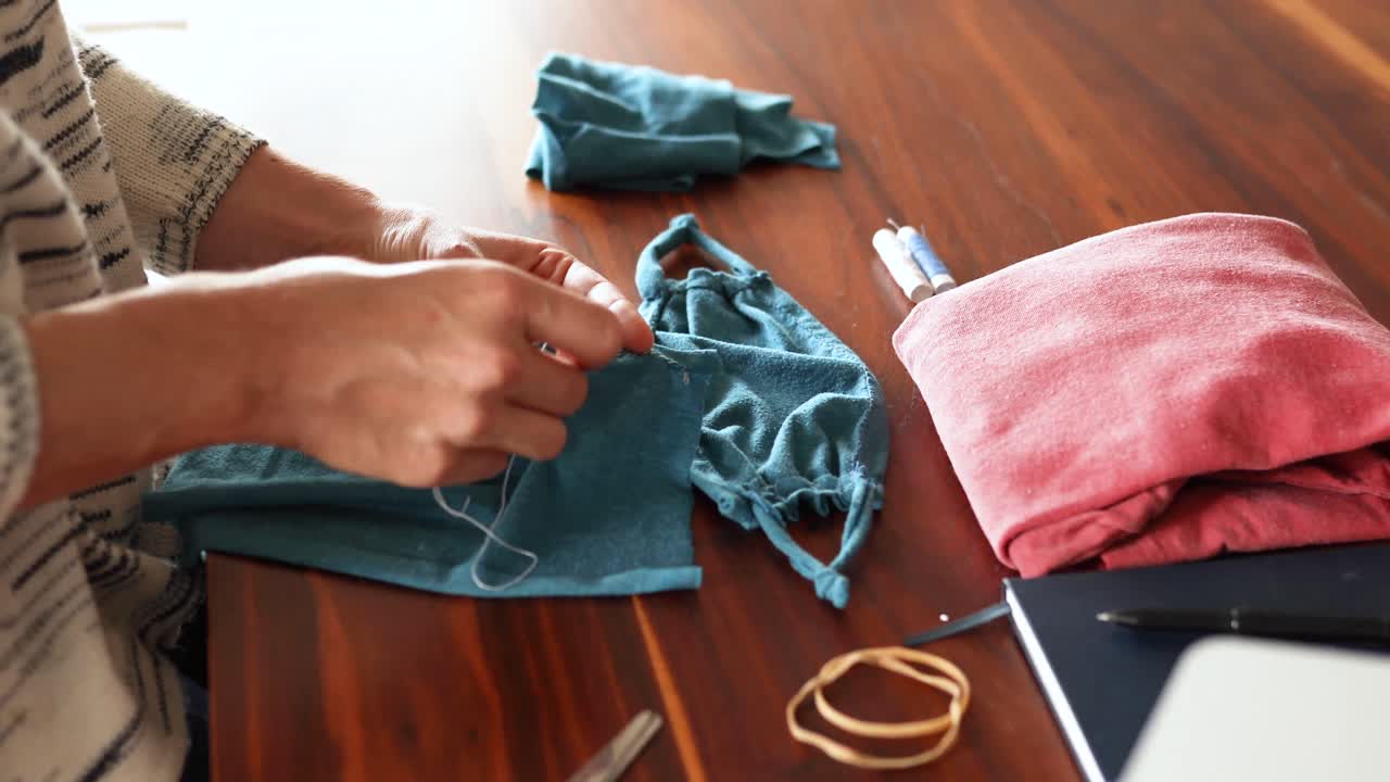 кавказская женщина делает маску для лица