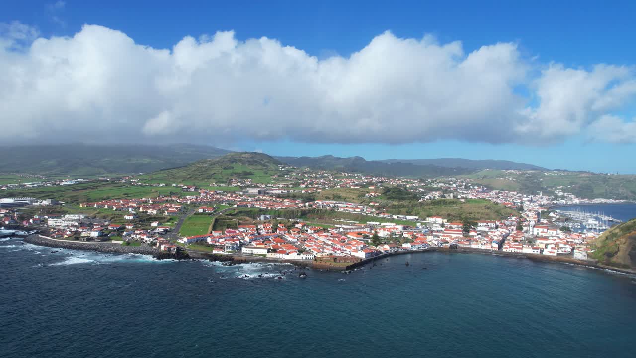 paralaje aéreo de la ciudad de horta con viejos volcanes en el fondo, isla faial
