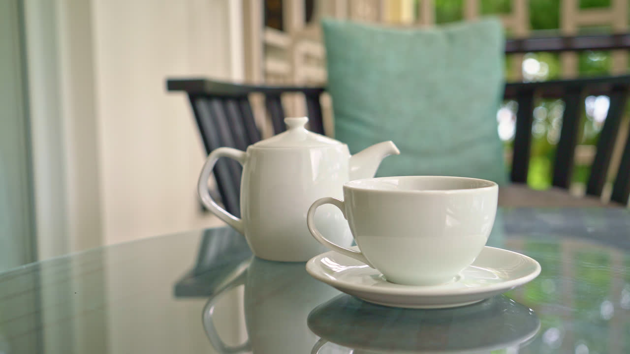 뜨거운 차 주전자와 컵