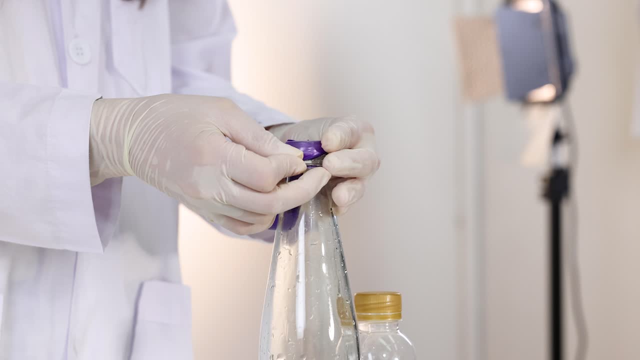 demostrando la reacción química con bicarbonato de sodio y vinagre