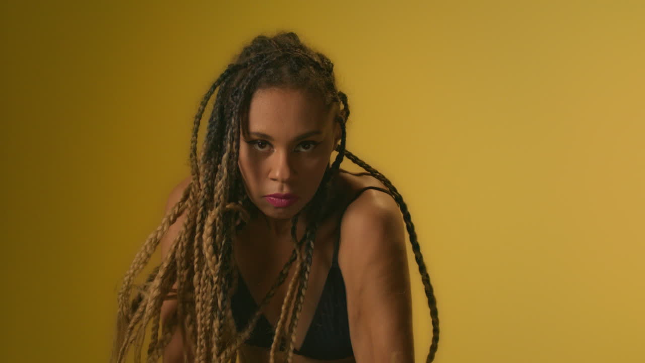 아프로 드레드 로크 를 입은 표현적 인 여자