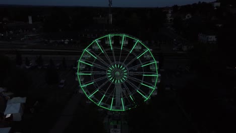 vista aérea de la rueda de la fortuna iluminada por la noche