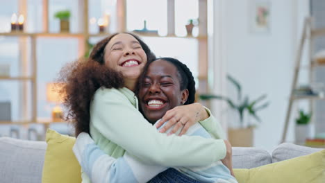 Mujeres-Lesbianas-Felices,-Abrazo-Y-Sofá-En-Casa