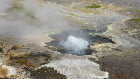 pole gorących źródeł rozpryskujące się z aktywnego krajobrazu wulkanicznego na islandii, statyczny widok z góry - hveravellir, islandia