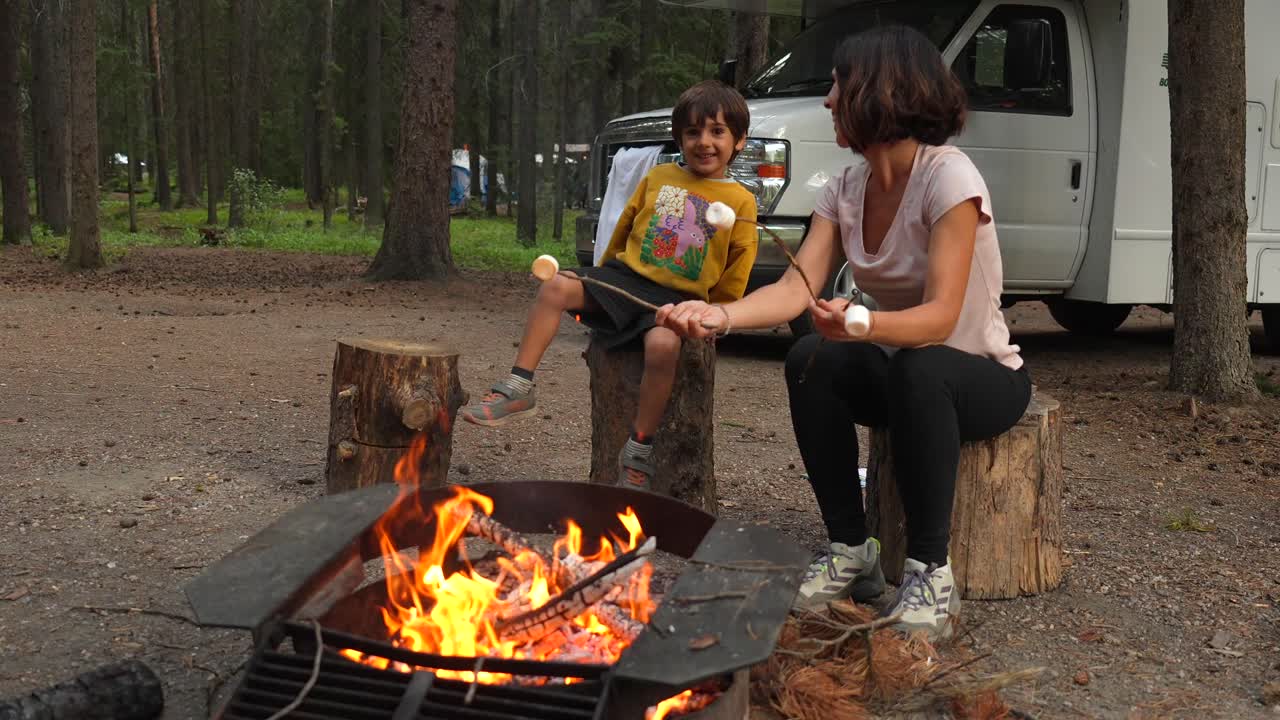 Bål og skumristsning på familiens campingtur