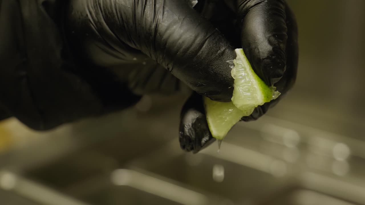 exprimir limón con las manos