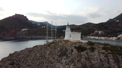 Kythira,-Griechischer-Inselstrand-Und-Weiße-Kythira-Festung-Mit-Weißen-Dorfhäusern-Im-Hintergrund