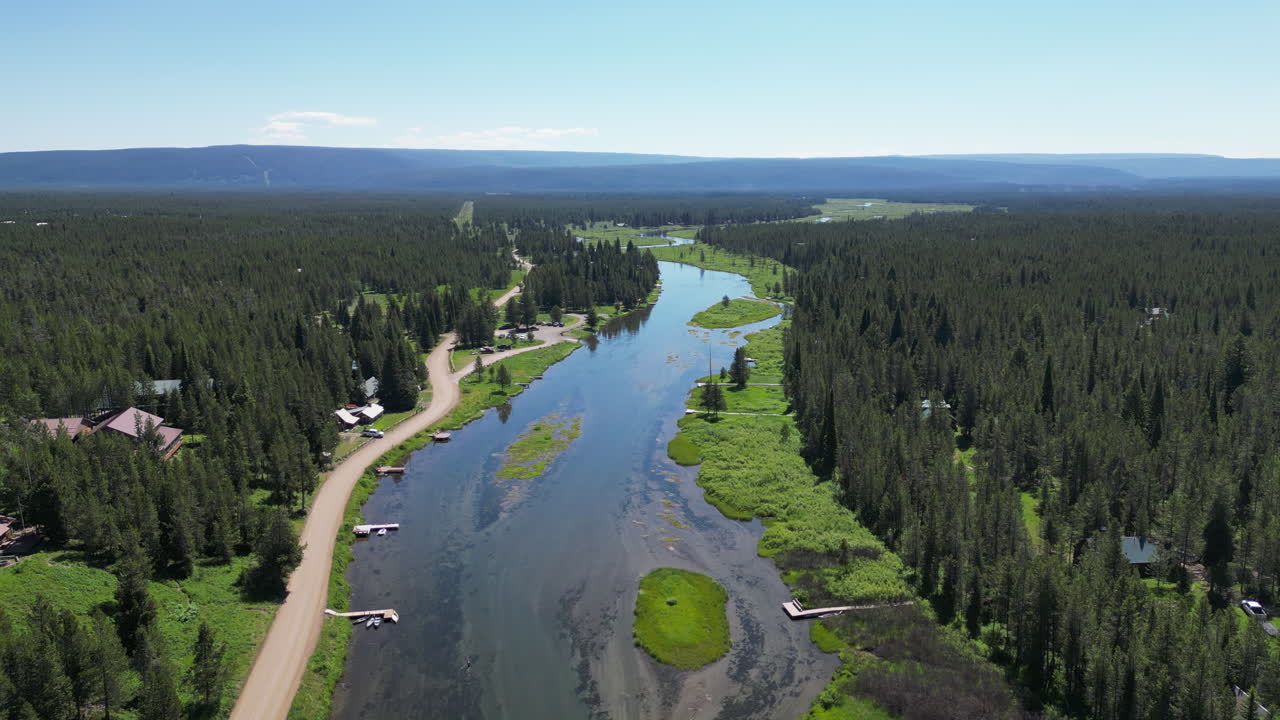Montanan suuri taivas ja suuri joki ikivihreän metsän ympäröimänä