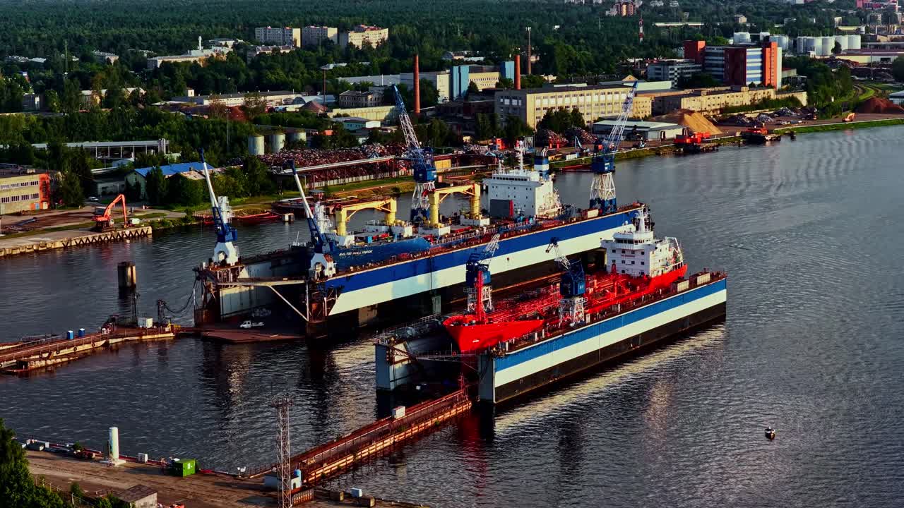 Аэрофотосъемка с дрона: два судна на судоподъемнике в промышленной верфи для ремонта.