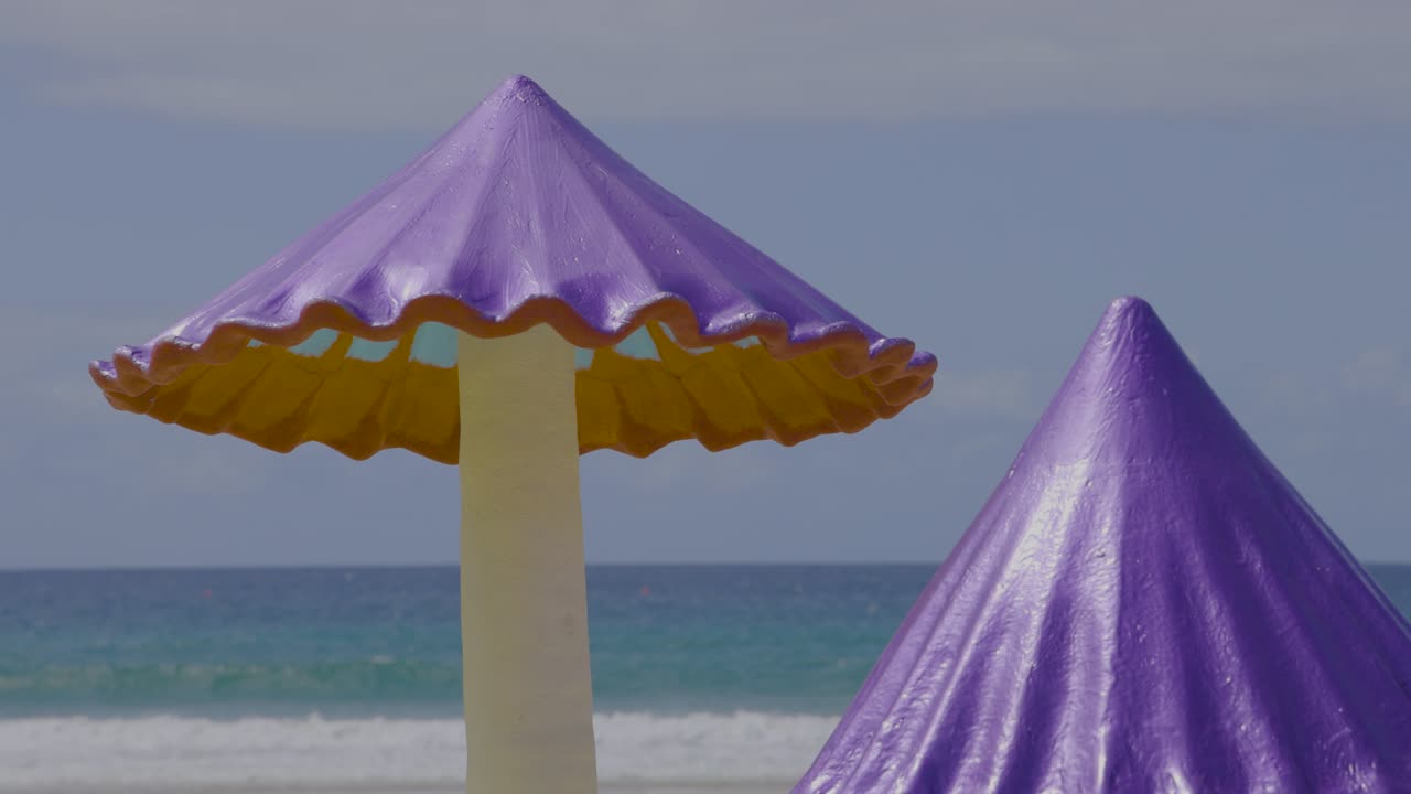 보라색 조각품은 골드 코스트의 커럼빈 해변에 있습니다.