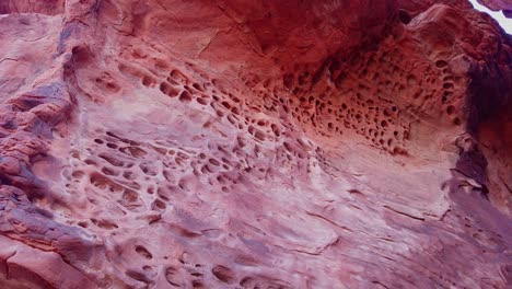 toma panorámica de primer plano de cardán de erosión de panal erosionado en roca arenisca en el valle del fuego, nevada