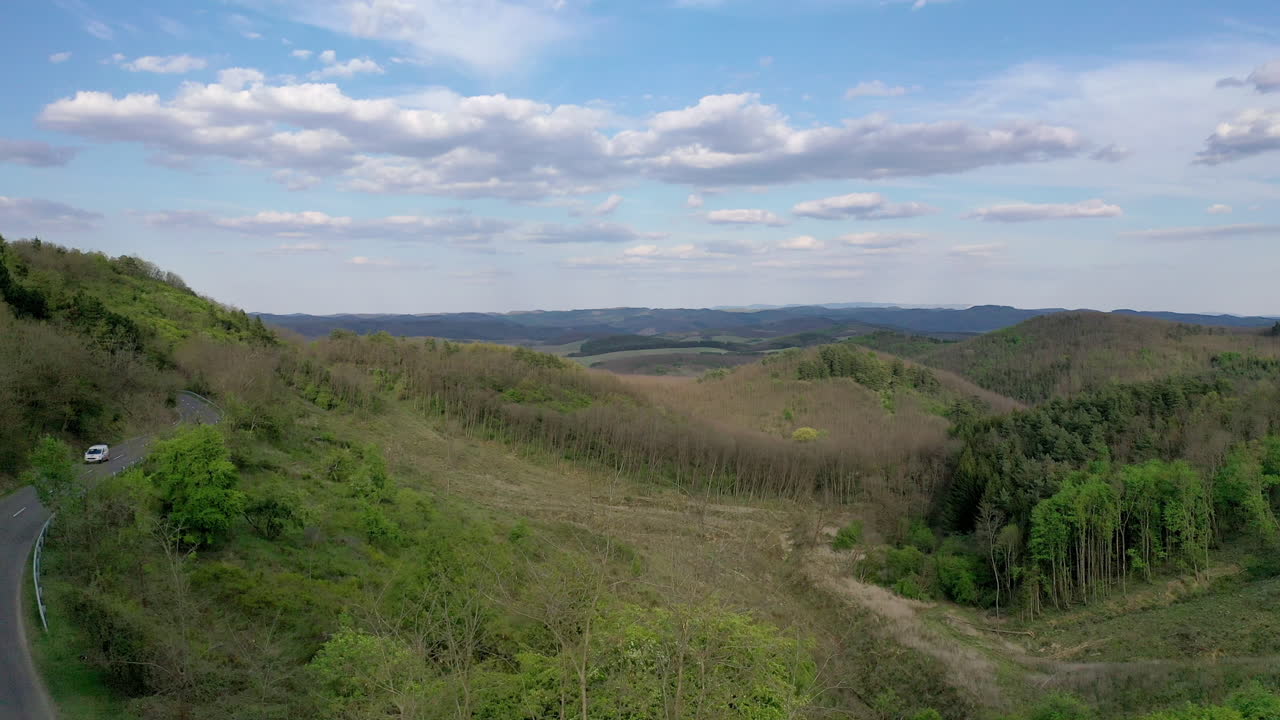 아름다운 화창한 날씨와 함께 멋진 산 풍경