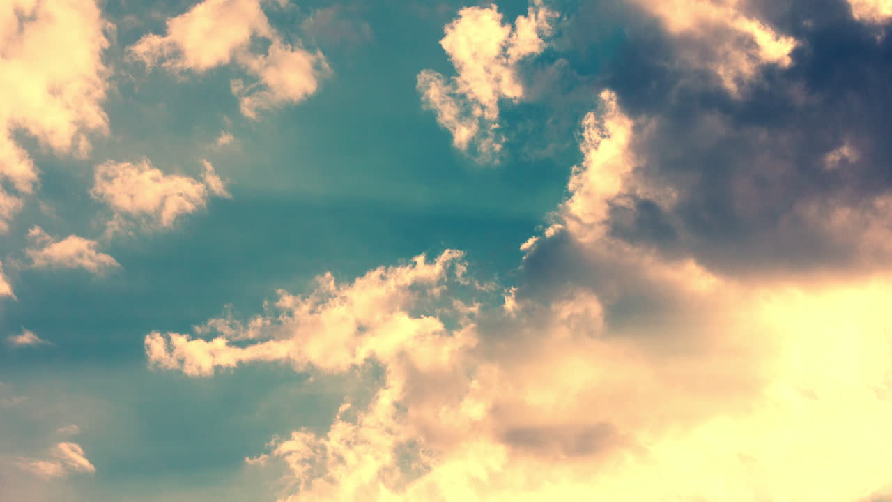 구름 하늘. 구름 해가 지는. 구름을 가로지르는  ⁇ 빛. 구름 시간 흐름