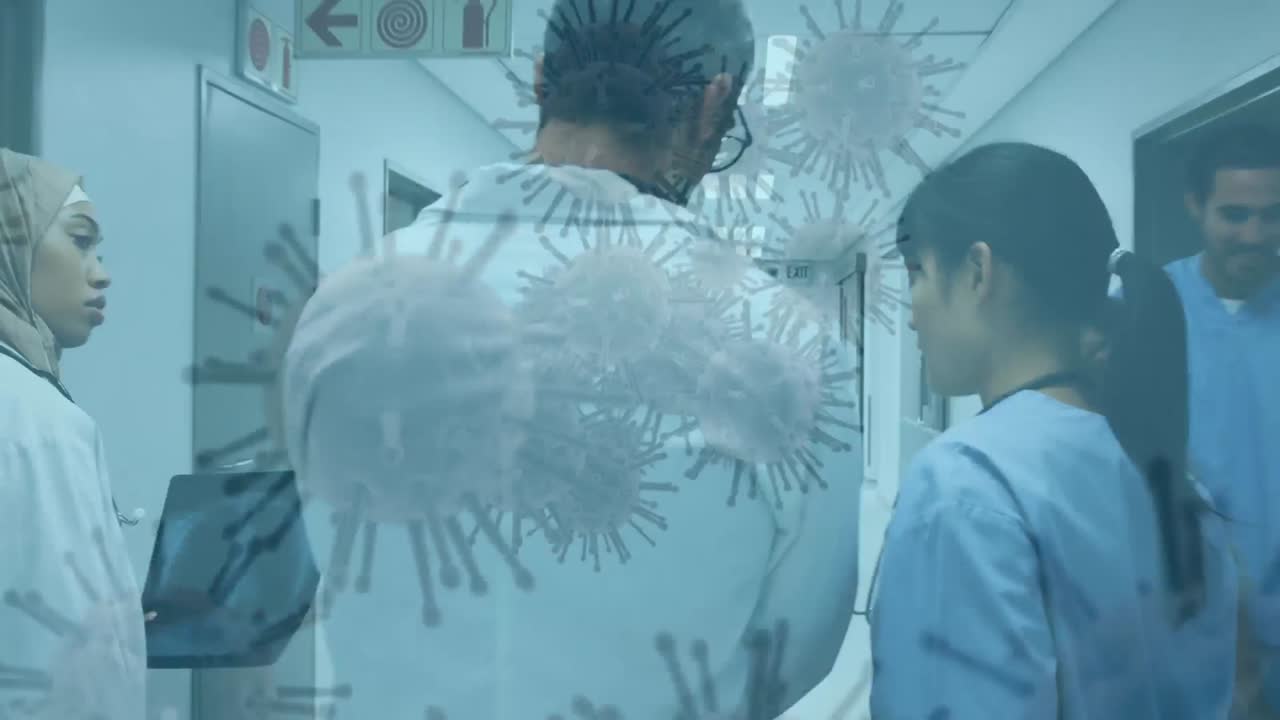 코로나19 세포가 의사들의 팀을 검사하는  ⁇ 스레이로 움직입니다.