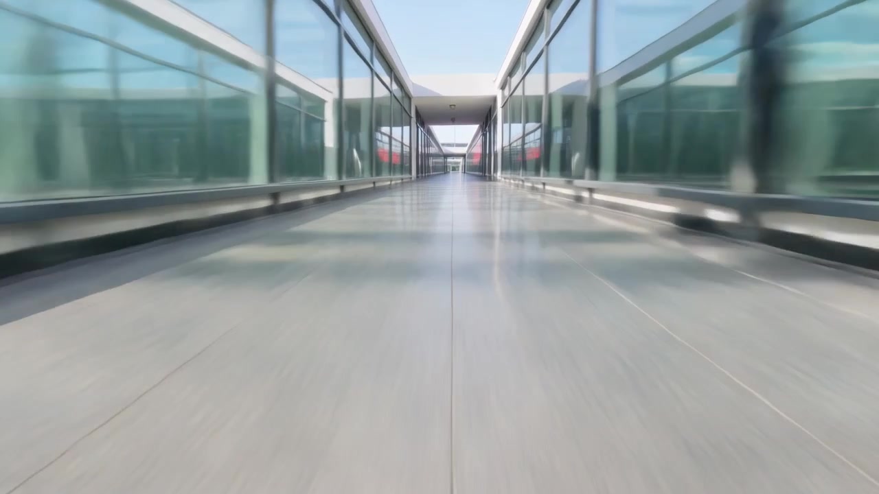 Cámara baja moviéndose hacia adelante en un dolly a lo largo de un pasillo, revelando un suelo de baldosas y barandillas de cristal hacia una abertura.
