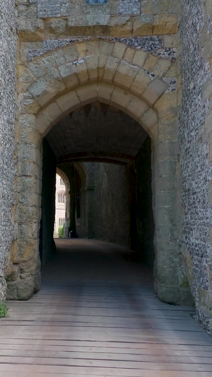 Panneau privé du château d'Arundel sur une chaîne bloquant le pont en bois et l'accès au corps de garde, restreignant l'entrée à une zone interdite. Sécurité, contrôle d'accès, détail d'un site patrimonial. Format vertical.