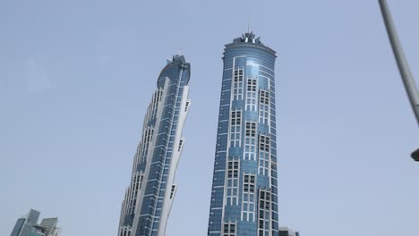 edificios altos con farolas en dubai, eau