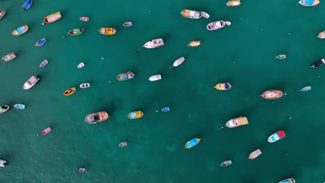 Luftaufnahme-Von-Oben-Nach-Unten-Eines-In-Der-Bucht-Vor-Anker-Liegenden-Fischerbootes