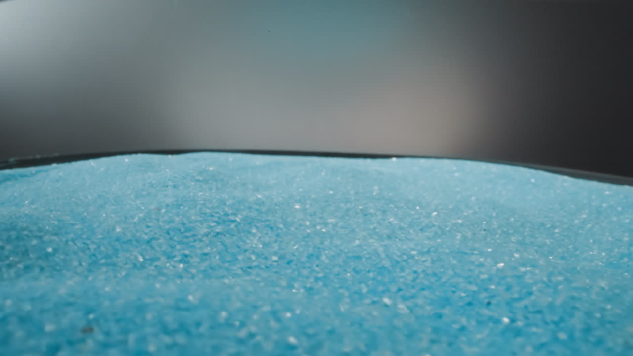 밝은 파란 모래 결정은 큰 스피커에 은 층에 누워