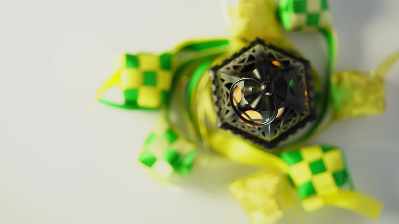 뷰 리본 (ketupat) 과 아라비아 랜턴 (arabic lantern) 은 수직 및 수평 사용에 적합한 360도 회전 턴테이블입니다.