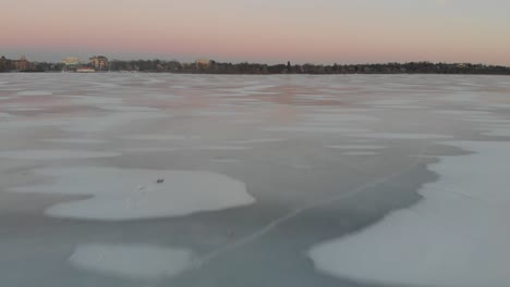 Vorwärts-über-Einen-Zugefrorenen-See