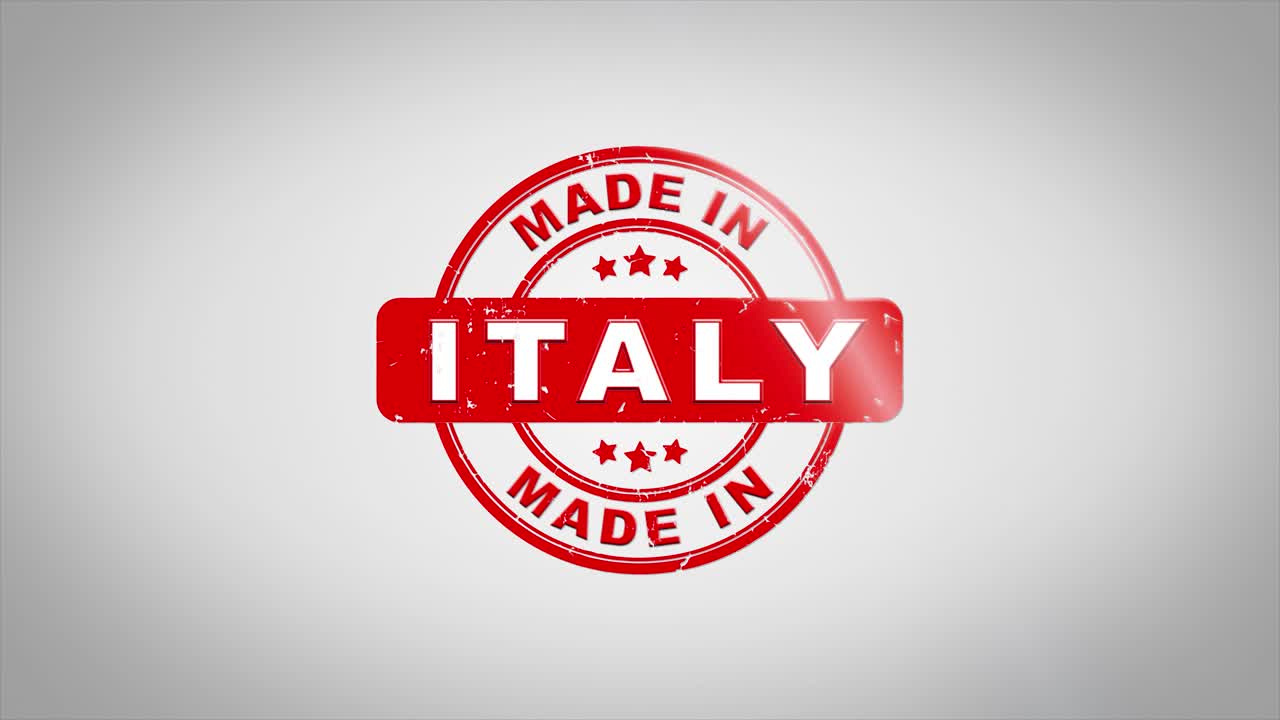 Animazione di Timbro in Legno con Testo "Made In ITALY" Firmato. Inchiostro Rosso su Sfondo di Carta Bianca Pulita con Sfondo Verde Opaco Incluso.