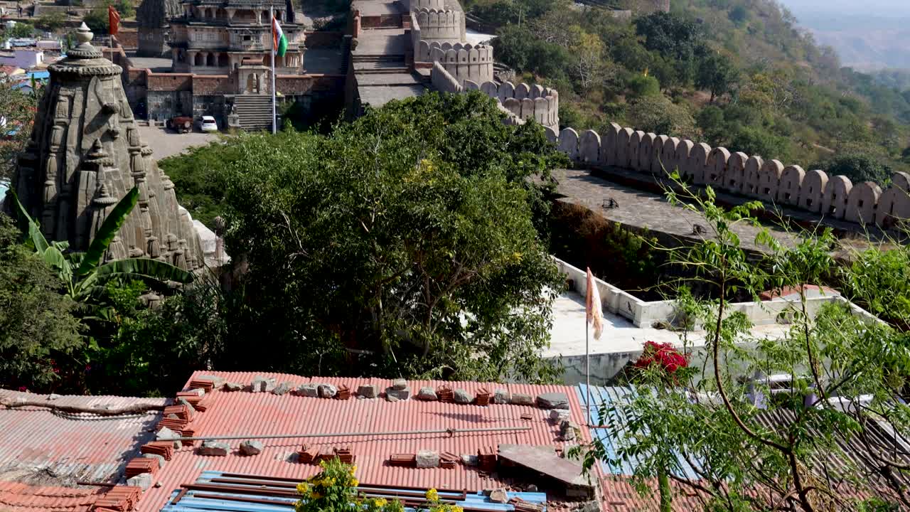 Antica cinta muraria in pietra di un forte per la protezione dagli invasori al mattino, video girato al Forte di Kumbhal, Kumbhalgarh, Rajasthan, India.
