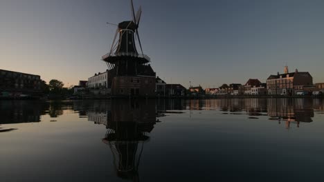 Windmühle-De-Adriaan-Im-Stadtzentrum-Von-Haarlem-Im-Morgengrauen-Mit-Spiegelungen-Im-Wasser