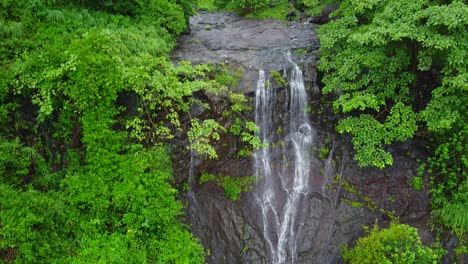 tiro de drone de hermosa cascada en la colina