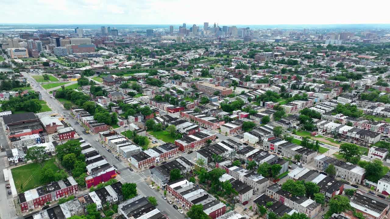 antena alta de la ciudad americana durante el día de verano