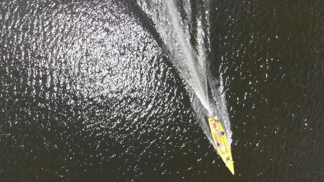 dron de alta velocidad siguiendo el barco en el lago san pablo
