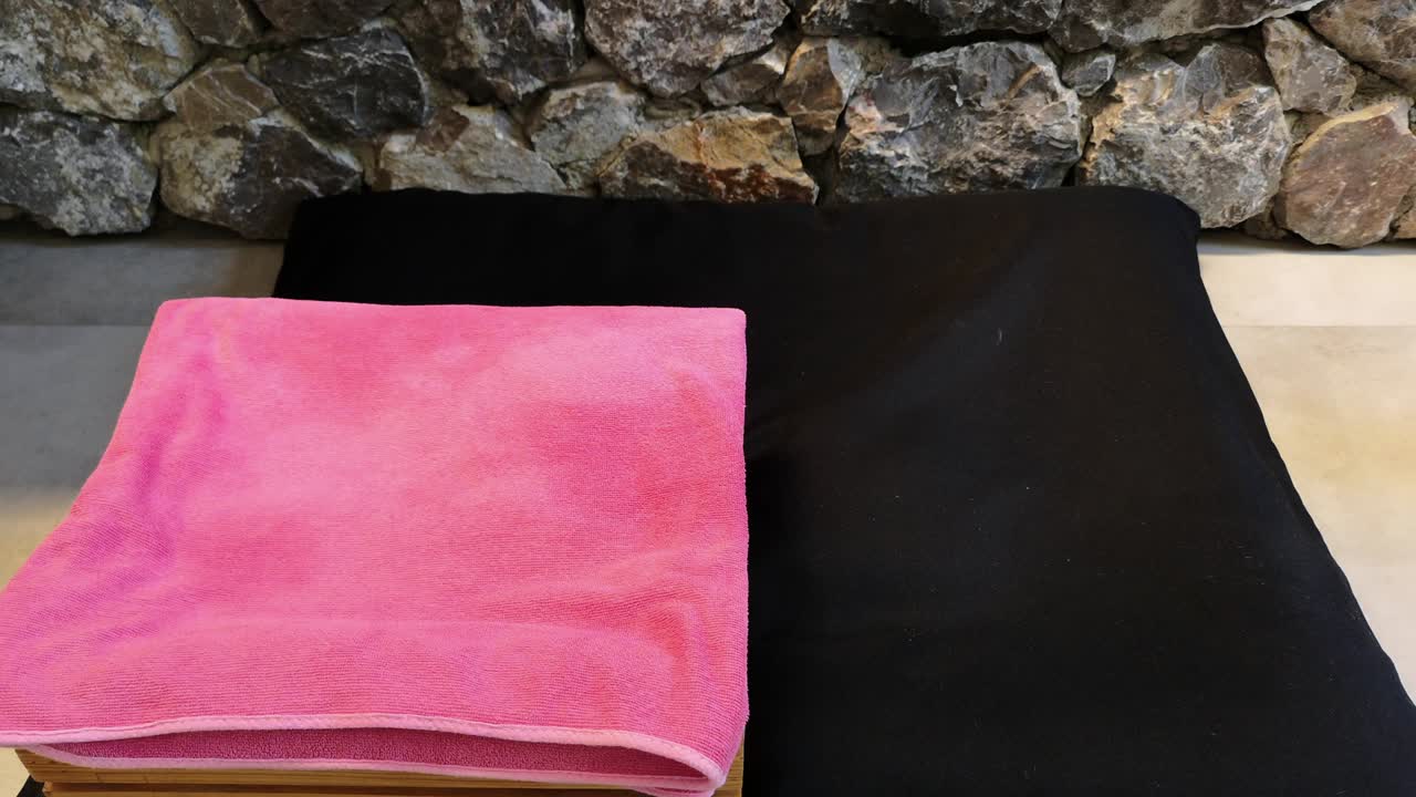 animado mascotas accesorios cosas rápidamente llenando en caja de madera. prepararse para viajar con el perro en stop-motion