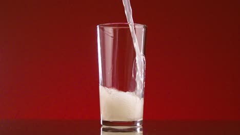 vertiendo refresco en un vaso