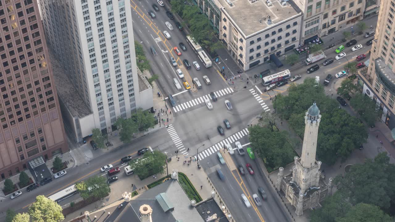 en el centro de chicago, la intersección de tráfico es un lapso de tiempo de un día aéreo.