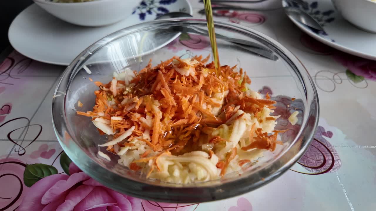 호스트는 당근, 사과 및 양파의 전통적인 러드에 올리브 오일을 추가합니다.