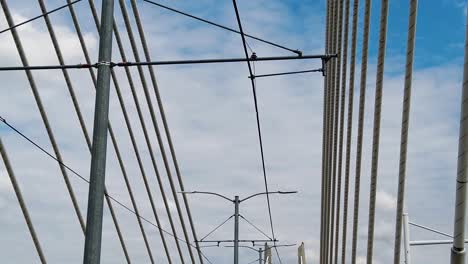 hd mirando hacia arriba cruzando el puente de cruce de tilikum en portland oregon con cielo mayormente nublado toma cuatro