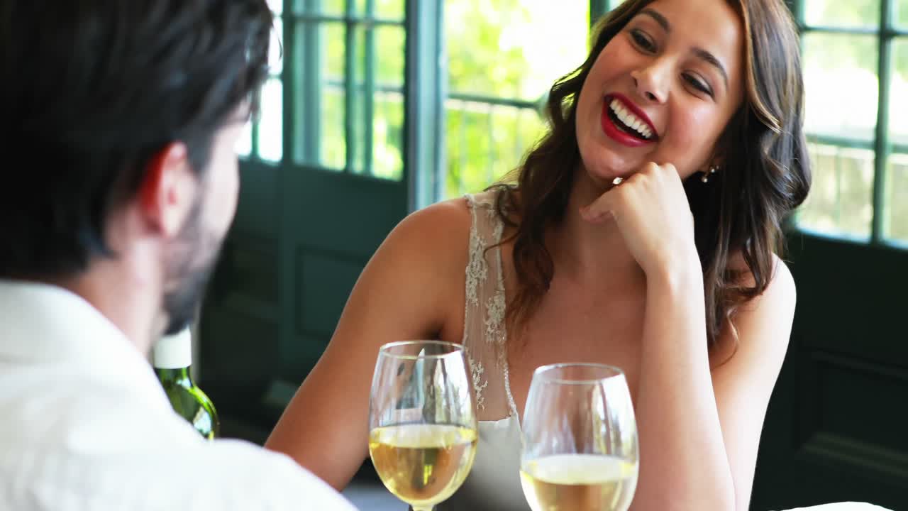 서로 상호 작용하는 행복한 커플 4k