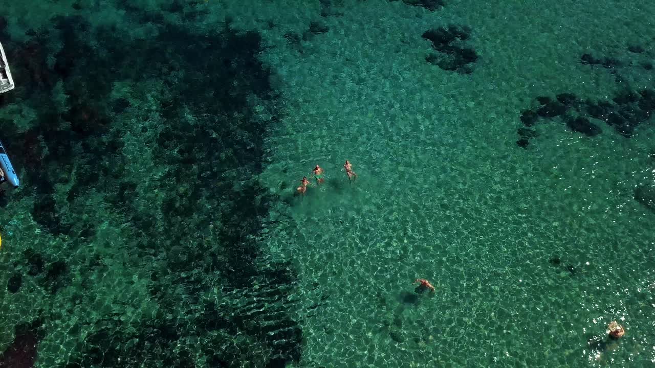 지중해의 맑은 청록색 물로 바다 드론 촬영, 사람들 목욕