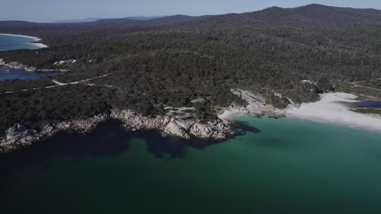 Sloop Rock Lookout og turkise havlandskap i Binalong Bay, Tasmania, Australia – dronefoto